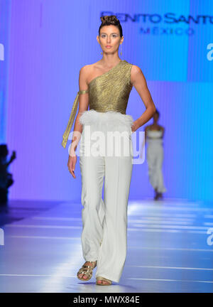 Miami, FL, Stati Uniti d'America. Dal 01 Giugno, 2018. Un modello di passeggiate la pista al Benito Santos Messico fashion show durante il Miami Fashion Week (MIAFW'18) al Palazzo di Ghiaccio Studios cinematografici di Giugno 01, 2018 a Miami in Florida. Credito: Mpi10/media/punzone Alamy Live News Foto Stock
