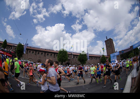 Stoccolma, Svezia - 2 giugno 2018. L'inizio del quarantesimo Stockholm marathon 2018 in presenza di temperature molto calde. Credito: Jari Juntunen/Alamy Live News Foto Stock