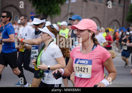 Stoccolma, Svezia - 2 giugno 2018. L'inizio del quarantesimo Stockholm marathon 2018 in presenza di temperature molto calde. Credito: Jari Juntunen/Alamy Live News Foto Stock