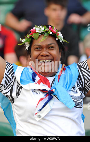 Londra, Regno Unito. 2° giu, 2018. Una ventola Fijiano reagire come Fiji ottenere un altro provare presso la penultima tappa del mondo HSBC Rugby Sevens serie a Twickenham Stadium di Londra, Regno Unito. La serie vede 20 squadre internazionali in concorrenza in rapida 14 minuti di corrispondenze (due metà di sette minuti) in 11 diverse città di tutto il mondo - la finale sarà a Parigi nel mese di giugno. Credito: Michael Preston/Alamy Live News Foto Stock