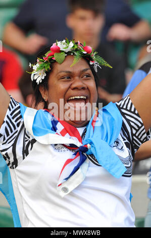 Londra, Regno Unito. 2° giu, 2018. Una ventola Fijiano al penultimo stadio del mondo HSBC Rugby Sevens serie a Twickenham Stadium di Londra, Regno Unito. La serie vede 20 squadre internazionali in concorrenza in rapida 14 minuti di corrispondenze (due metà di sette minuti) in 11 diverse città di tutto il mondo - la finale sarà a Parigi nel mese di giugno. Credito: Michael Preston/Alamy Live News Foto Stock