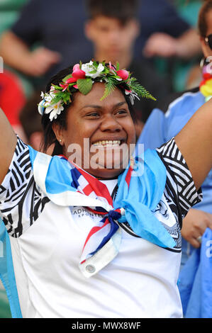 Londra, Regno Unito. 2° giu, 2018. Una ventola Fijiano al penultimo stadio del mondo HSBC Rugby Sevens serie a Twickenham Stadium di Londra, Regno Unito. La serie vede 20 squadre internazionali in concorrenza in rapida 14 minuti di corrispondenze (due metà di sette minuti) in 11 diverse città di tutto il mondo - la finale sarà a Parigi nel mese di giugno. Credito: Michael Preston/Alamy Live News Foto Stock