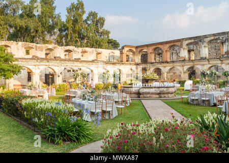 Rovine del cortile interno della Santa Clara Convent in Antigua, Sito Patrimonio Mondiale dell'UNESCO, Guatemala, America Centrale Foto Stock