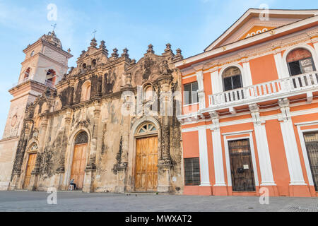 La Merced chiesa in Granada alla prima luce del sole, Granada, Nicaragua america centrale Foto Stock