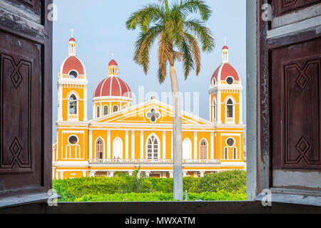 La Cattedrale di Granada visto dalla finestra di un edificio, Granada, Nicaragua america centrale Foto Stock