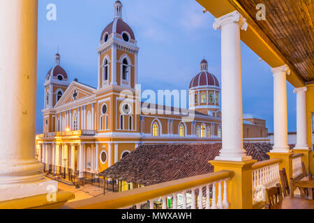 La Cattedrale di Granada vista dal balcone di un bar al tramonto, Granada, Nicaragua america centrale Foto Stock