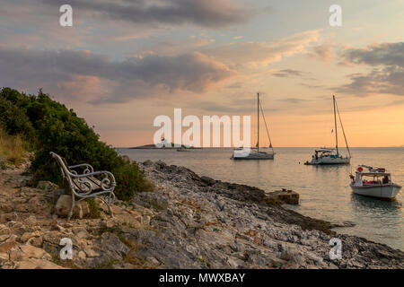 Barca a ancoraggio Pokonji Dol spiaggia vicino la citta di Hvar al tramonto, Hvar, Croazia, Europa Foto Stock