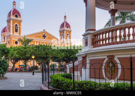 La Cattedrale di Granada visto dalla piazza principale, Granada, Nicaragua america centrale Foto Stock