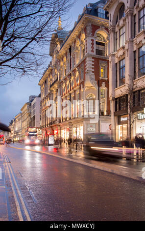 Rainy tramonto su Oxford Street, London, England, Regno Unito, Europa Foto Stock