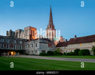 Chichester Cathedral crepuscolo, Chichester, West Sussex, in Inghilterra, Regno Unito, Europa Foto Stock