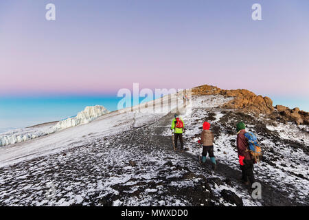 Gli alpinisti in prossimità del vertice e ritirando ghiacciaio del Monte Kilimanjaro, Parco Nazionale del Kilimanjaro, l'UNESCO, Tanzania, Africa orientale, Africa Foto Stock