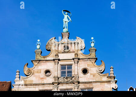 Ornati in facciata di edificio, Norimberga (Nurnberg), Franconia, Baviera, Germania, Europa Foto Stock