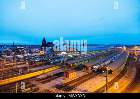 La stazione ferroviaria principale di notte, Praga, Repubblica Ceca, Europa Foto Stock