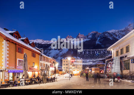 Mercato di Natale decorazioni contro il fondale di Mont Blanc mountain range, Chamonix Haute Savoie, Rhone Alpes, Francia, Europa Foto Stock