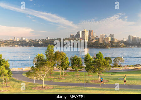 Vista sul Porto di Sydney dal molo di Barangaroo Riserva, Sydney, Nuovo Galles del Sud, Australia Pacific Foto Stock