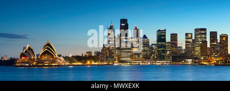 Sydney Opera House e lo skyline al tramonto, Sydney, Nuovo Galles del Sud, Australia Pacific Foto Stock