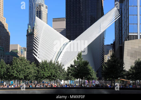 Occhio, Santiago Calatrava, World Trade Center Hub di trasporto, dal Quartiere Finanziario di Manhattan, New York City, Stati Uniti d'America, America del Nord Foto Stock