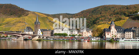 Bernkastel-Kues in autunno, Valle della Mosella, Renania-Palatinato, Germania, Europa Foto Stock