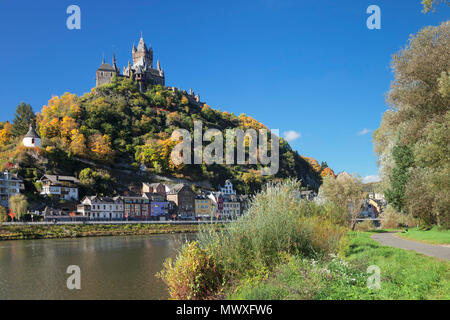 Vista sul Fiume Moselle al Castello di Reichsburg, Cochem, Renania-Palatinato, Germania, Europa Foto Stock