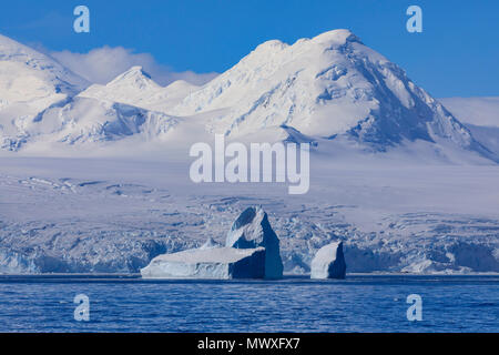 Non tabellare iceberg off ghiacciate, montane Anvers Island, cielo blu, Penisola Antartica, Antartide, regioni polari Foto Stock