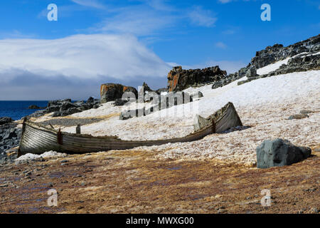 Bello abbandonati barca in legno su Half Moon Island snowy a riva, cielo azzurro e sole, a sud le isole Shetland, Antartide, regioni polari Foto Stock