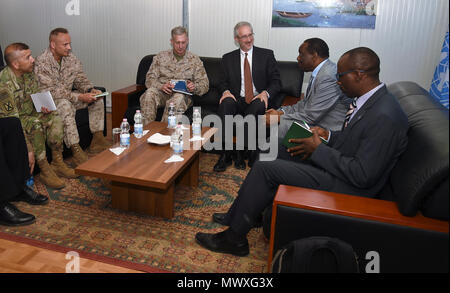 Stati Uniti Africa comandante del Comando U.S. Marine Corps gen. Thomas D. Waldhauser, e gli Stati Uniti Ambasciatore in Somalia Stephen Schwartz, centro, incontro con il Rappresentante speciale del Presidente della Commissione dell'Unione africana per la Somalia Ambasciatore Francisco Caetano Jose Madera a Mogadiscio International Airport, Somalia, Aprile 29, 2017. Waldhauser ha dichiarato che gli Stati Uniti e i suoi partner africani dovrebbero portare avanti e creative soluzioni praticabili per soddisfare le complesse e diverse sfide che deve affrontare il continente africano. Foto Stock