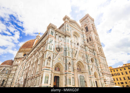 Bella e famosa Place nel duomo di Firenze di Santa Maria del Fiore, Firenze Duomo (Duomo di Firenze) cupola in estate in una giornata di sole, (Italia - tus Foto Stock
