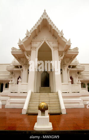 Un ornato tempio buddista nella motivazione di Budda è il luogo di nascita, Lumbini, Nepal, Asia Foto Stock