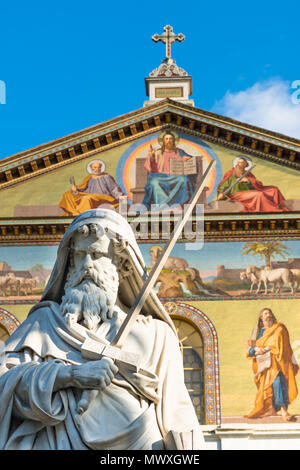 San Paolo statua presso la Basilica Papale di San Paolo fuori le Mura (Basilica Papale di San Paolo fuori le Mura), Roma, Lazio, l'Italia, Europa Foto Stock