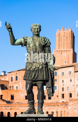 La statua dell'imperatore Traiano con il Foro di Traiano e di mercato per la parte posteriore, Roma, Lazio, l'Italia, Europa Foto Stock