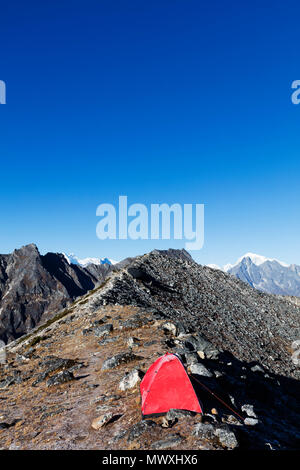 Tenda si accamparono a Ama Dablam, Parco Nazionale di Sagarmatha, Sito Patrimonio Mondiale dell'UNESCO, Valle del Khumbu, in Nepal, Himalaya, Asia Foto Stock