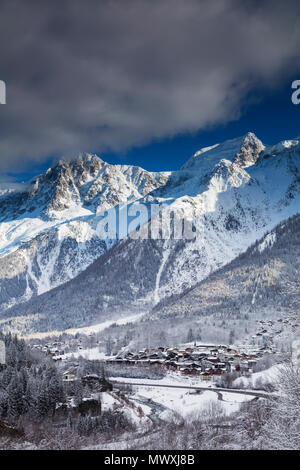 Les Houches villaggio sottostante Mont Blanc, Chamonix Haute Savoie, Rhone Alpes, Francia, Europa Foto Stock