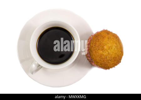 Vista superiore, caffè espresso in tazza bianca con fatti in casa muffin brownie torte isolato su sfondo bianco con percorso di clipping. Foto Stock