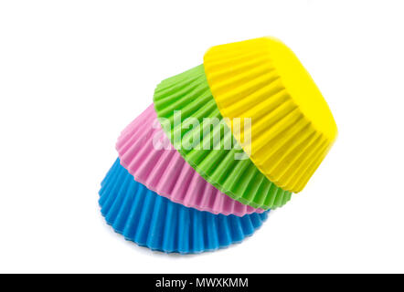 Cupcake colorati, bicchieri di carta, muffin tazza isolata su sfondo bianco, Risma di carta tortini, muffin su sfondo bianco. Foto Stock