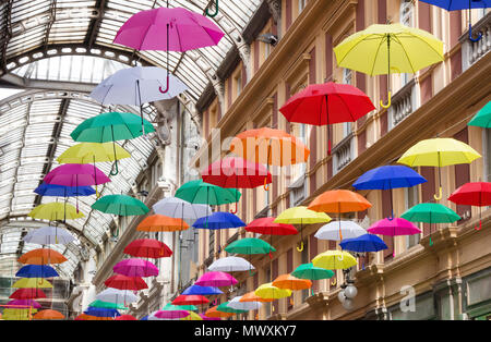 Colorati e bellissimi ombrelloni appesi in città strada decorazione in Genova Genova (Italia). Foto Stock