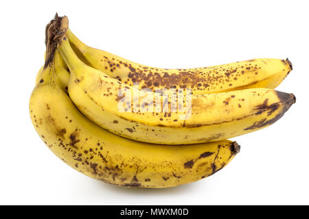 Giallo maturo banane frutta, mazzetto di banane mature con macchie scure su sfondo bianco con percorso di clipping. Foto Stock
