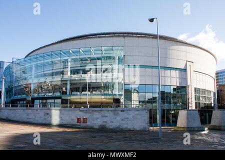 Vista esterna del Waterfront Hall, una spettacolare concert hall e il centro conferenze a Belfast, Irlanda del Nord Foto Stock
