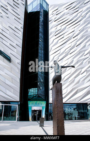 Titanica scultura in parte anteriore del Titanic Belfast, un museo a Belfast, Irlanda del Nord, recentemente nominato il leader mondiale dell'Attrazione Turistica Foto Stock