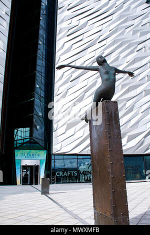 Titanica scultura in parte anteriore del Titanic Belfast, un museo a Belfast, Irlanda del Nord, recentemente nominato il leader mondiale dell'Attrazione Turistica Foto Stock