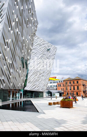 Vista frontale del Titanic Belfast, un museo a Belfast, Irlanda del Nord, recentemente nominato il leader mondiale dell'Attrazione Turistica Foto Stock