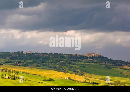 Illuminazione drammatica oltre il paesaggio con Dark nuvole temporalesche con temporale si avvicina a San Quirico d'Orcia, vicino a Pienza, Toscana, Italia nel mese di maggio Foto Stock