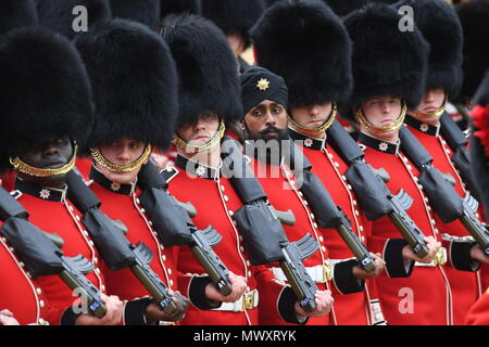 Un elemento di Sikh delle guardie Coldstream indossando un turbante come egli prende parte al colonnello della revisione, la prova finale per il Trooping il colore, la regina compleanno annuale parata, nel centro di Londra. Foto Stock