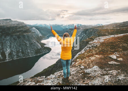 Donna felice alzare le mani sul vertice di montagna che viaggia da sola avventura lifestyle viaggio vacanze Lago di antenna paesaggio successo emozioni di benessere Foto Stock