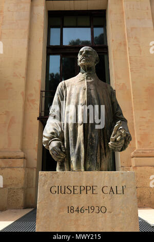 Giuseppe Cali statua, Upper Barracca Gardens, all'interno di San Pietro e Paolo bastione, Valletta, Malta Foto Stock