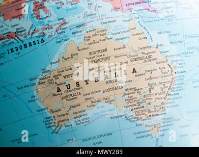 Australasia mappa su un globo incentrato su Australia Foto Stock