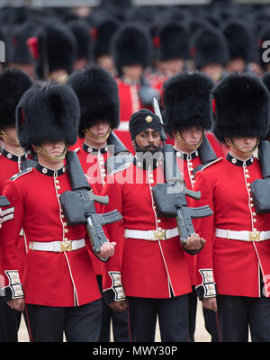 Un elemento di Sikh delle guardie Coldstream indossando un turbante come egli prende parte al colonnello della revisione, la prova finale per il Trooping il colore, la regina compleanno annuale parata, nel centro di Londra. Foto Stock