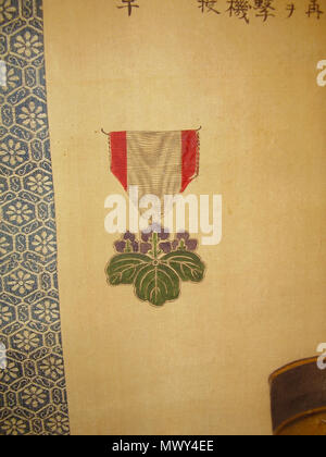 . Inglese: Dettaglio dalla pittura, immagine che mostra una medaglia: l'ordine del Rising Sun, 6° o 7° classe(?), necessaria verifica; preso da un ritratto di meiji-era soldato giapponese, una chiocciola commemorativa con onori-citazione relativi alle sue azioni durante il russo-guerra giapponese (non chiaro se si tratta di un postumo memorial a scorrere o non, traduzione necessaria); raccolta di wittig, pittura-05. circa 1905(?). artista sconosciuto(s), fotografie dall'utente:LX 121 458 Order.of.the.rising.sun.detail.from.Japanese.soldier.russo-japanese.war.commemorative.scroll.with.honors.wittig.collection.painting.05 Foto Stock