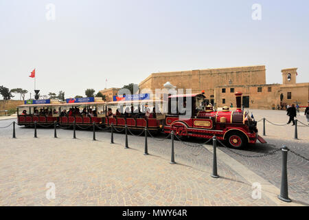 Treno turistico, Castille Square, Valletta, Malta Foto Stock