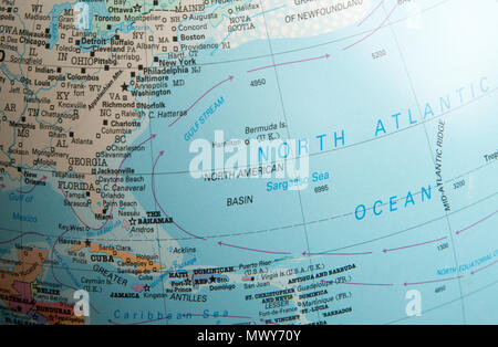 Oceano Atlantico settentrionale mappa su un globo focalizzata sulla corrente del Golfo oceano corrente e Sargasso Sea Foto Stock
