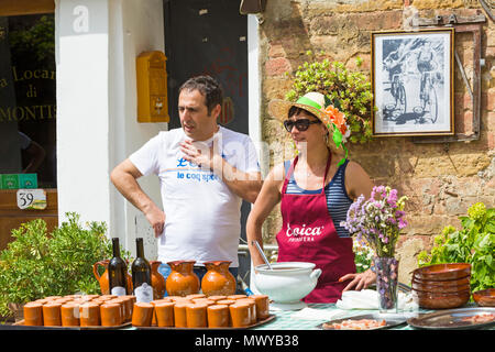 Rinfresco stop a Montisi per i ciclisti che partecipano alla eroica Montalcino, Siena, Toscana, Italia nel mese di maggio Foto Stock